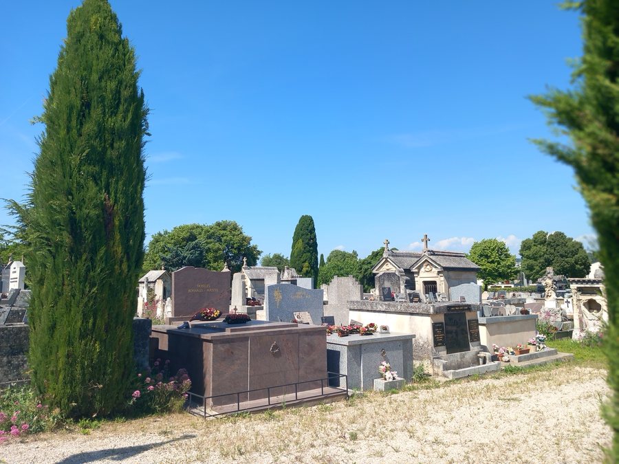 File:Cimetière de Velleron (24259).jpg