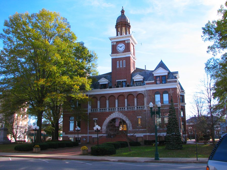 Henry County Courthouse in the historic center of Paris, Tennessee