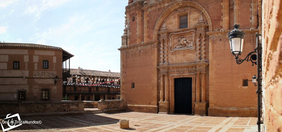 File:De paseo por San Carlos del Valle, la Iglesia del Santo Cristo, Estilo Barroco (s. XVII) Contrarreformista - panoramio.jpg