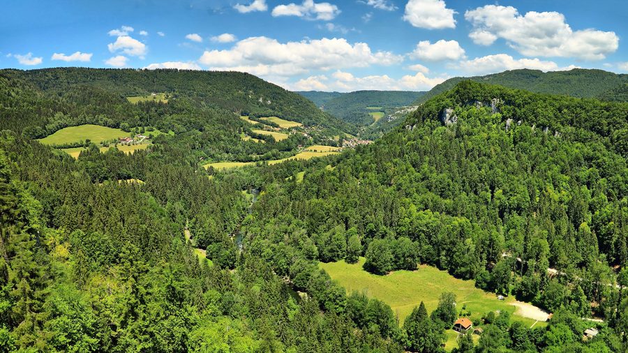 Goumois, le village dans la vallée du Doubs, vu depuis le belvédère de la corniche de Goumois
