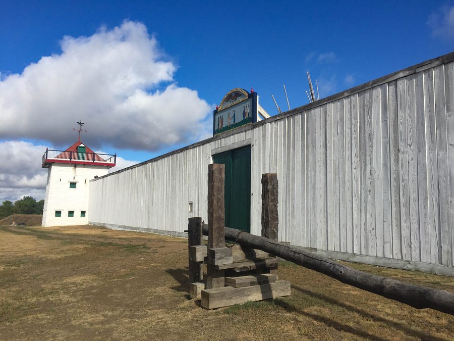 Fort Union Trading Post mit Festungsmauer und Eingangstor in North Dakota