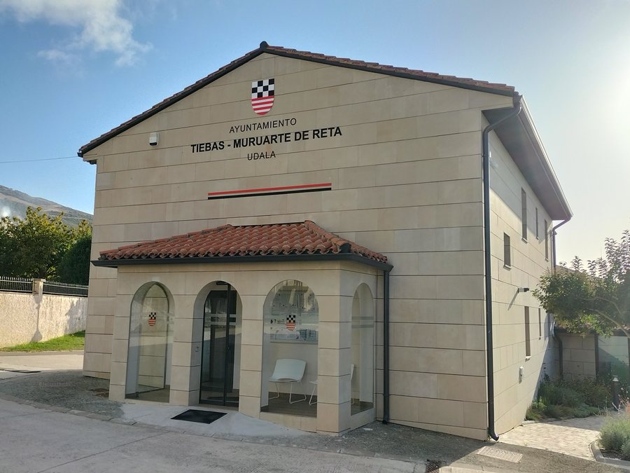 File:Tiebas-Muruarte de Reta town hall.jpg