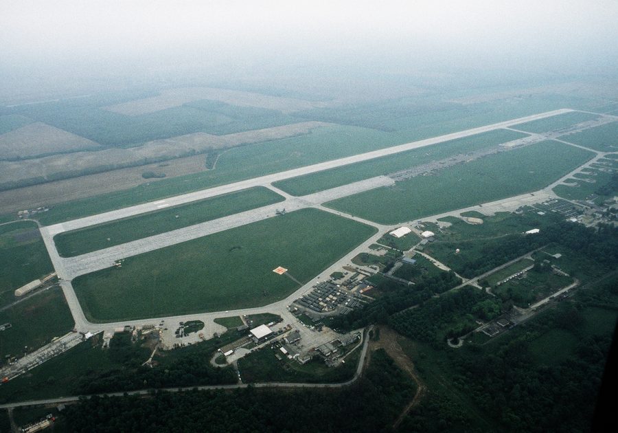 Luftaufnahme des Luftwaffenstützpunkts Taszár