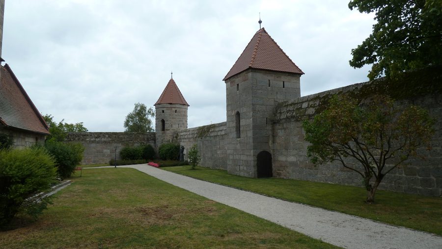 Wehranlage mit Mauer der Kirchenburg Hannberg von Südwesten
