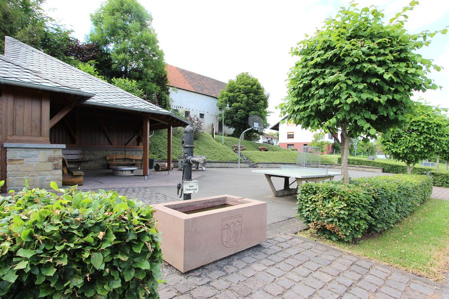 Community square with fountain and grill on Ormonter Straße and Dorfstraße in Kerschenbach