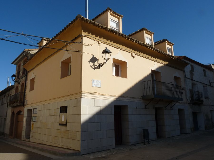 File:Castejón de Valdejasa - Ayuntamiento.jpg