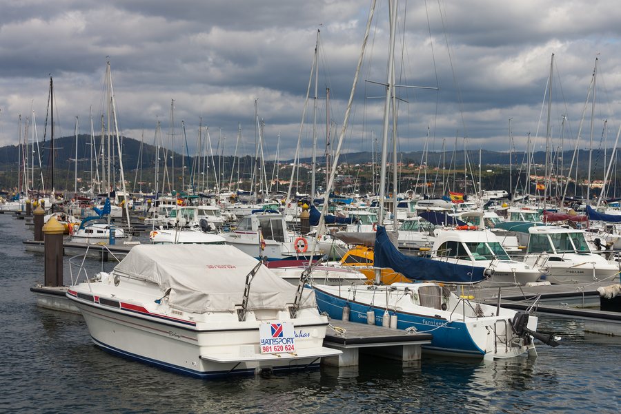 File:Iates no porto de Sada - Galiza.jpg