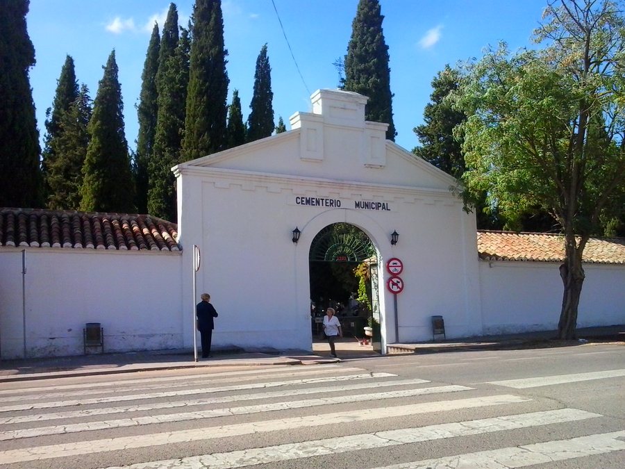 File:Cementerio de Puertollano 2.jpg