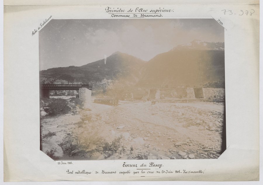 File:Torrent du Planay. Pont métallique de Bramans emporté par la crue du 20 juin 1908. Vue d'ensemble. N° 293. - Rochebrune - btv1b10687495p.jpg