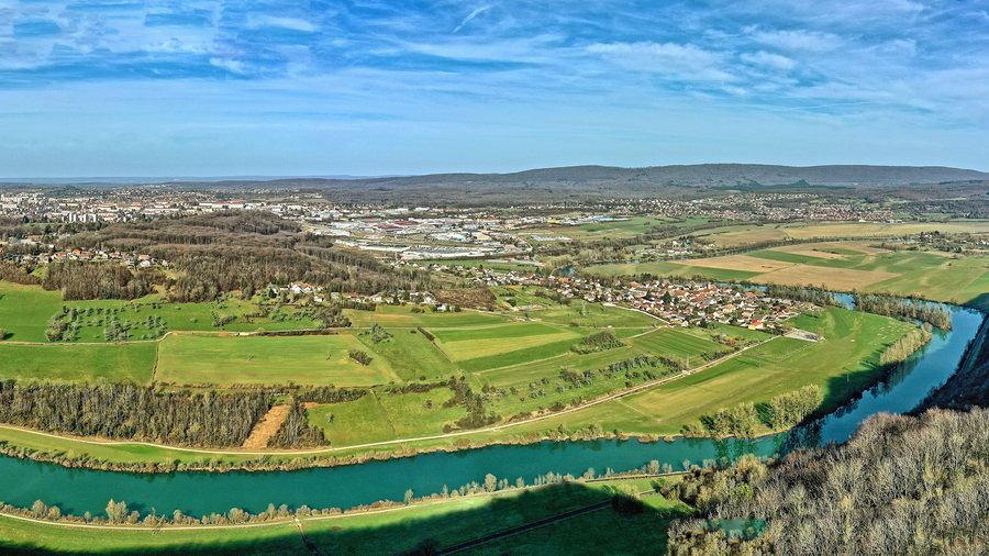 File:Chalezeule, le village vu depuis Montfaucon.jpg