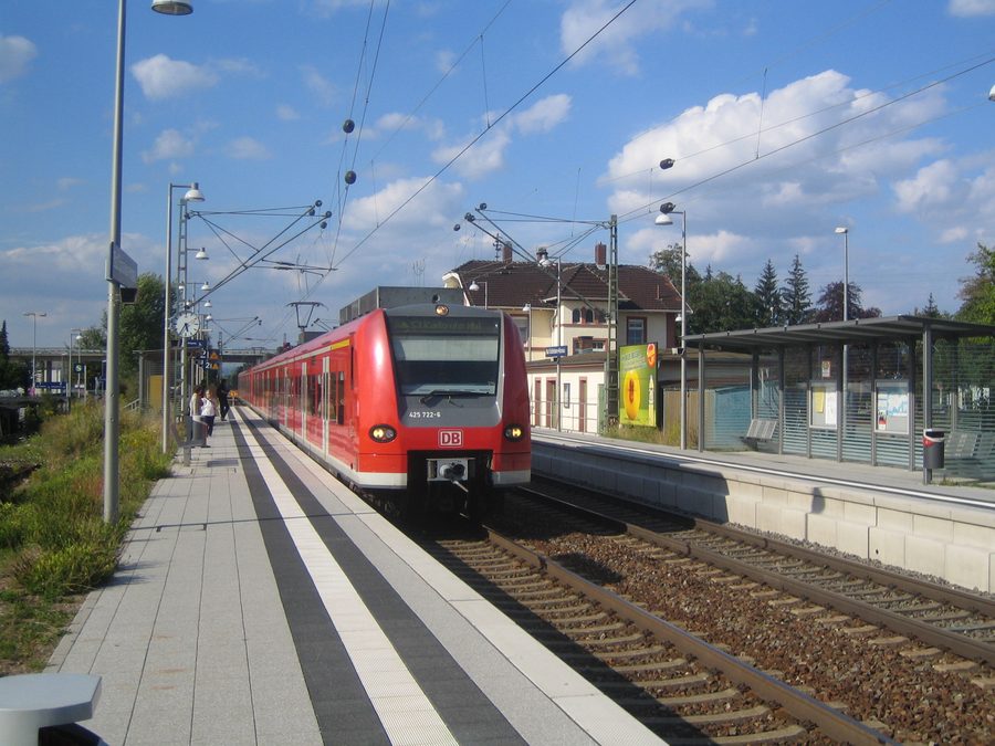 Bad Schönborn-Kronau station with an arriving Rhein-Neckar S-Bahn train