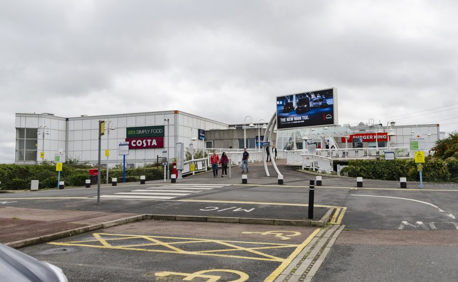 File:Thurrock Services - geograph.org.uk - 5556301.jpg