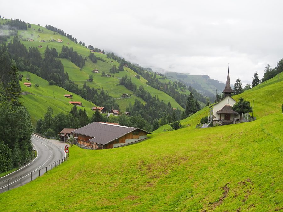 Blick auf Achseten mit der reformierten Kirche