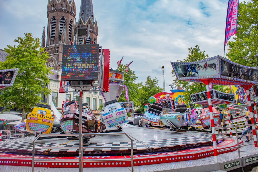 Breakdance-Fahrgeschäft auf der Tilburgse Kermis am Heuvel
