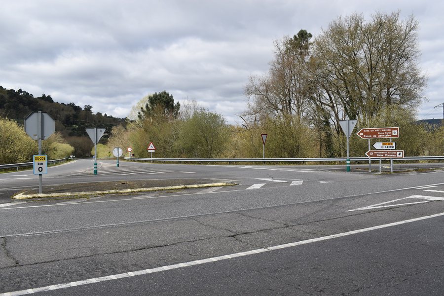 File:Inicio da estrada OU-209 na Pena, Cenlle.jpg