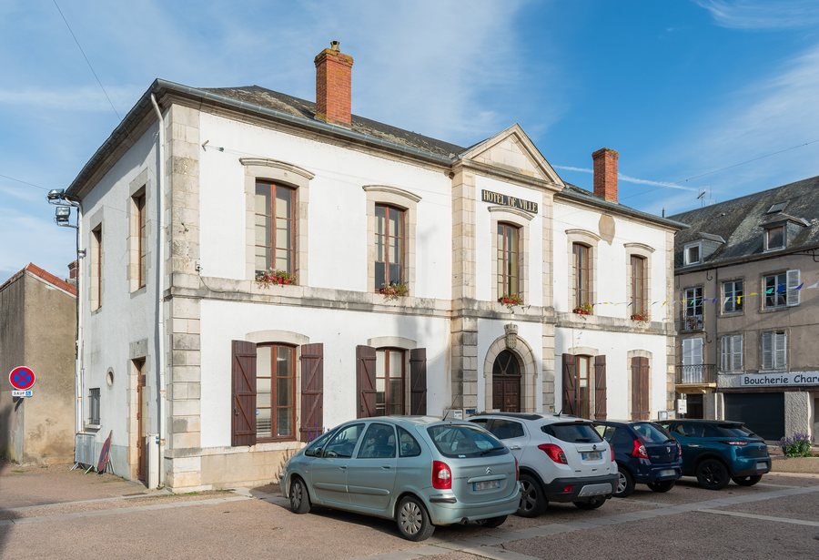 File:Town hall of Chatillon-en-Bazois (3).jpg