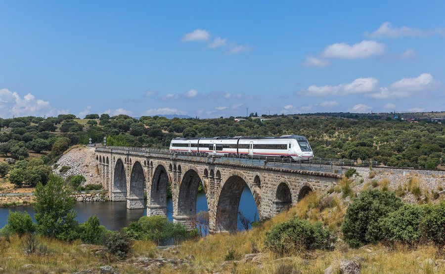 File:RENFE 599 012 Cardeñosa de Avila - Avila.jpg
