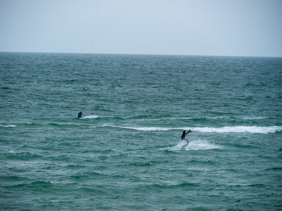 File:Kite surfing, Dierhagen (1100750).jpg