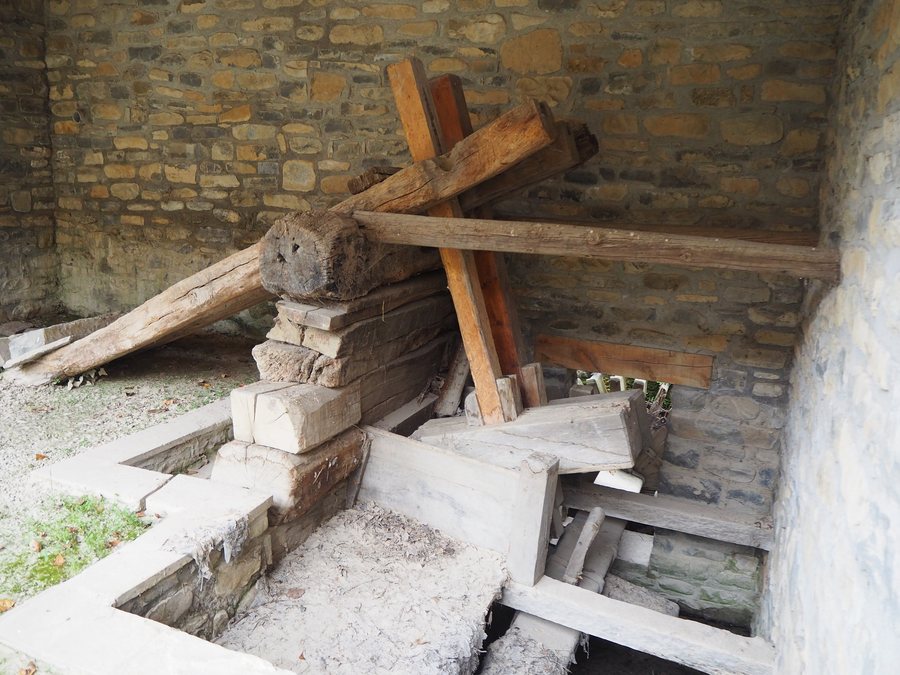 File:Fiscal, Huesca, España, Batán.jpg