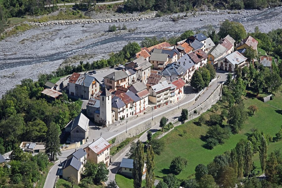 File:Vue du village de Saint-Martin-d’Entraunes depuis la route du col des Champs.jpg