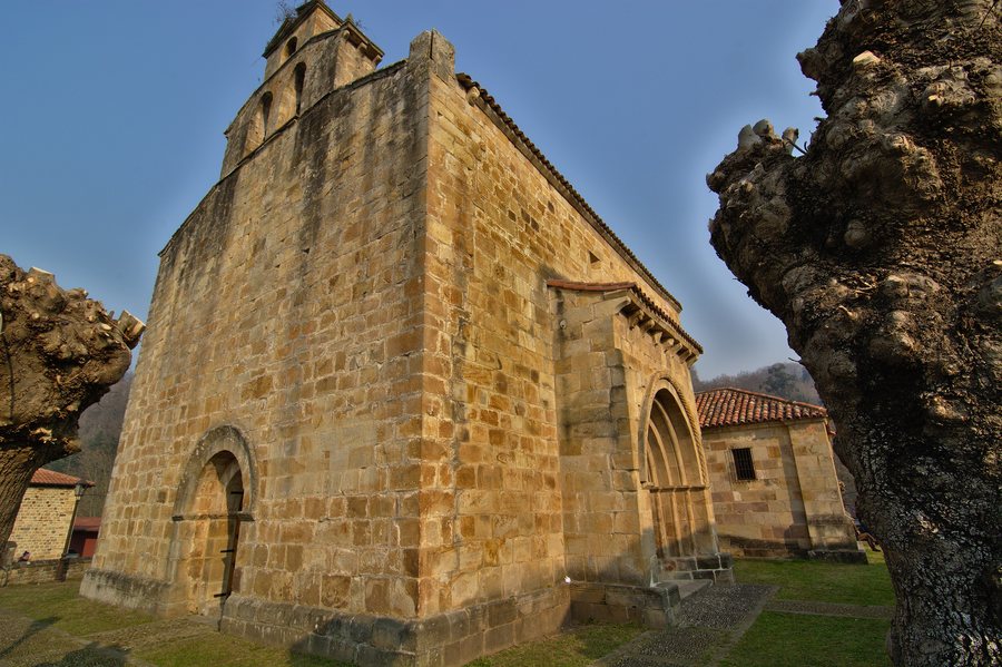 File:Iglesia parroquial de Silió - suroeste.jpg