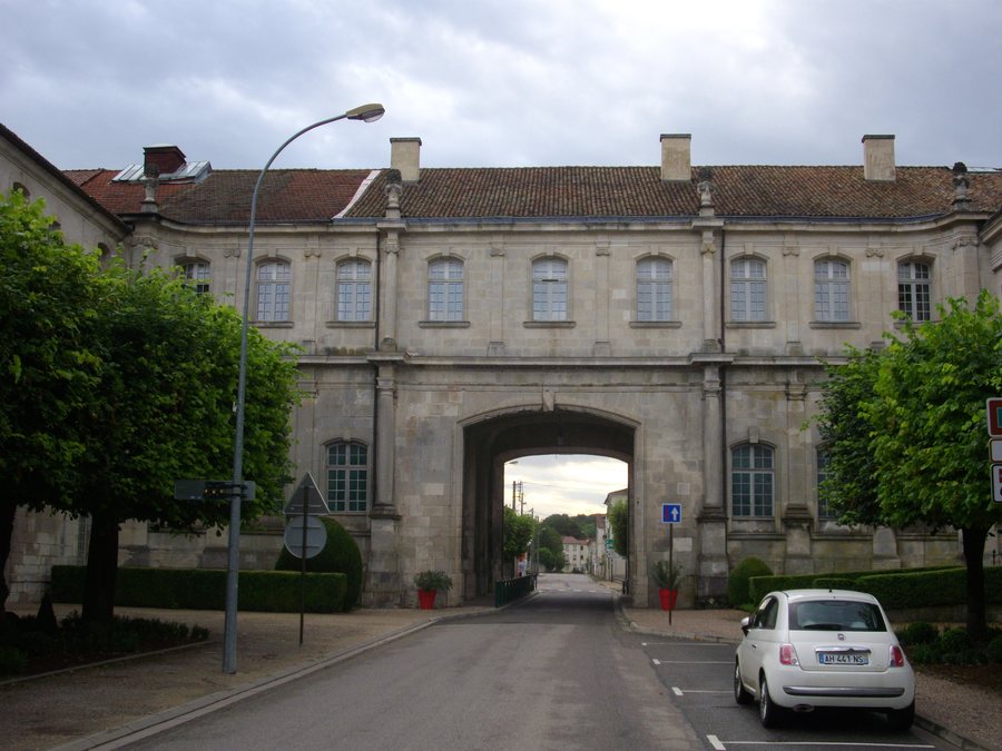 File:Saint-Mihiel - abbaye (1).JPG