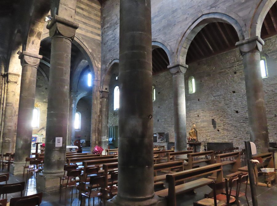 Left and central nave of the Basilica dei Fieschi in San Salvatore di Cogorno