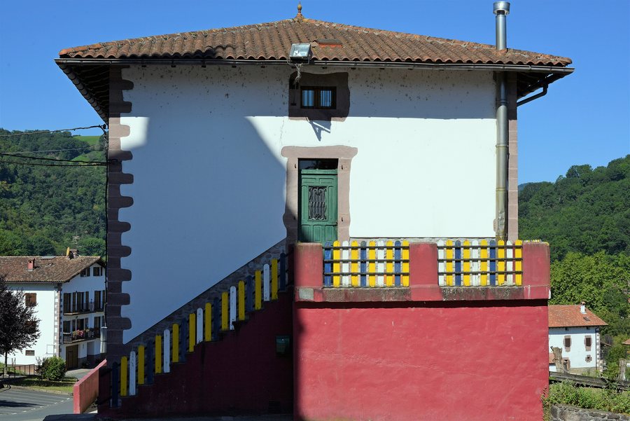 File:Escuela de Arraioz.jpg