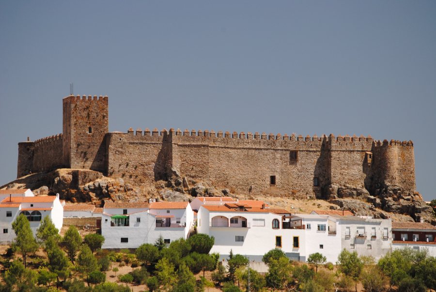 File:Castillo de Segura de León (15006188472).jpg