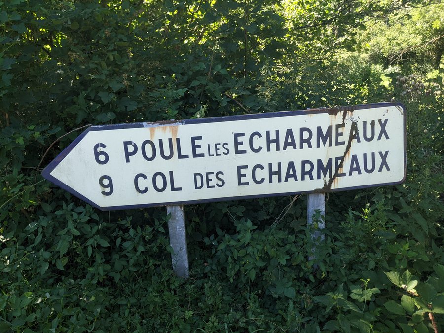 File:Lafont (Poule-les-Écharmeaux) - Ancien panneau direction village et col (juil 2022).jpg