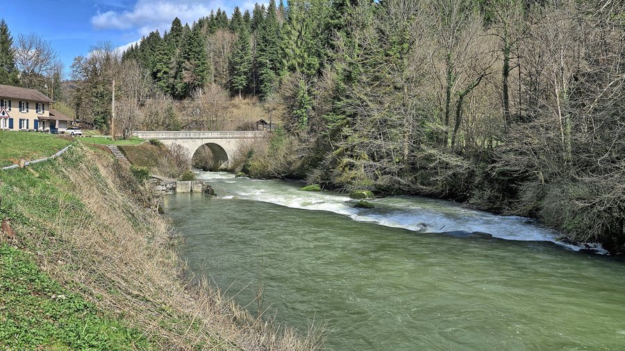 File:Laval-le-Prieuré, barrage et pont de l'Engoulot sur le Dessoubre.jpg