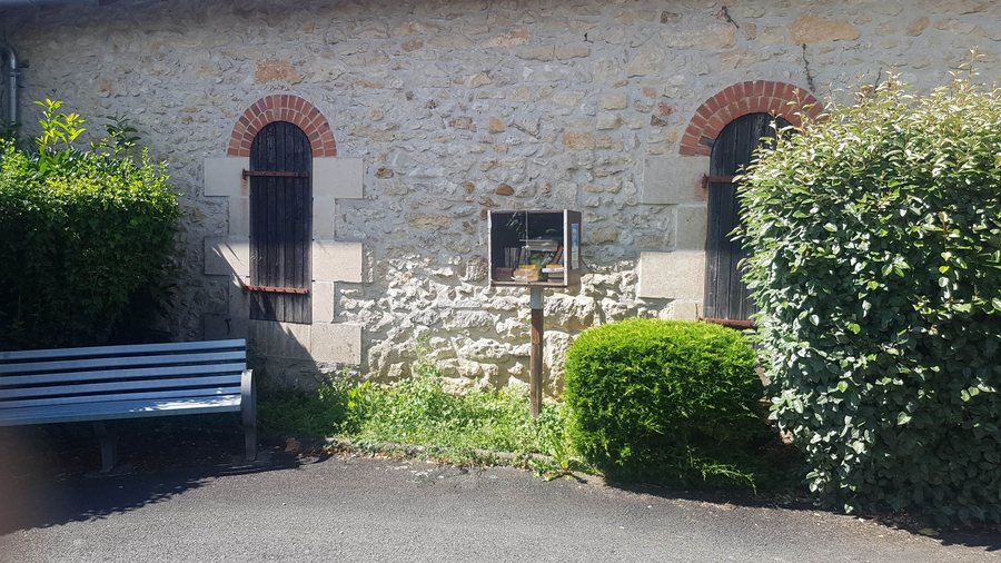 File:Valdivienne - Place Saint-martin - boîte à livres.jpg