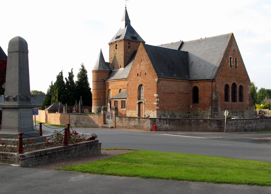 File:Autreppes église fortifiée et monument-aux-morts 1a.jpg