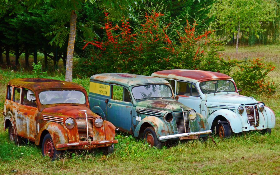 File:Three 1953-1957 Renault Juvaquatre vehicles, Saint-Cirq-Madelon, Lot, France (8482475728).jpg