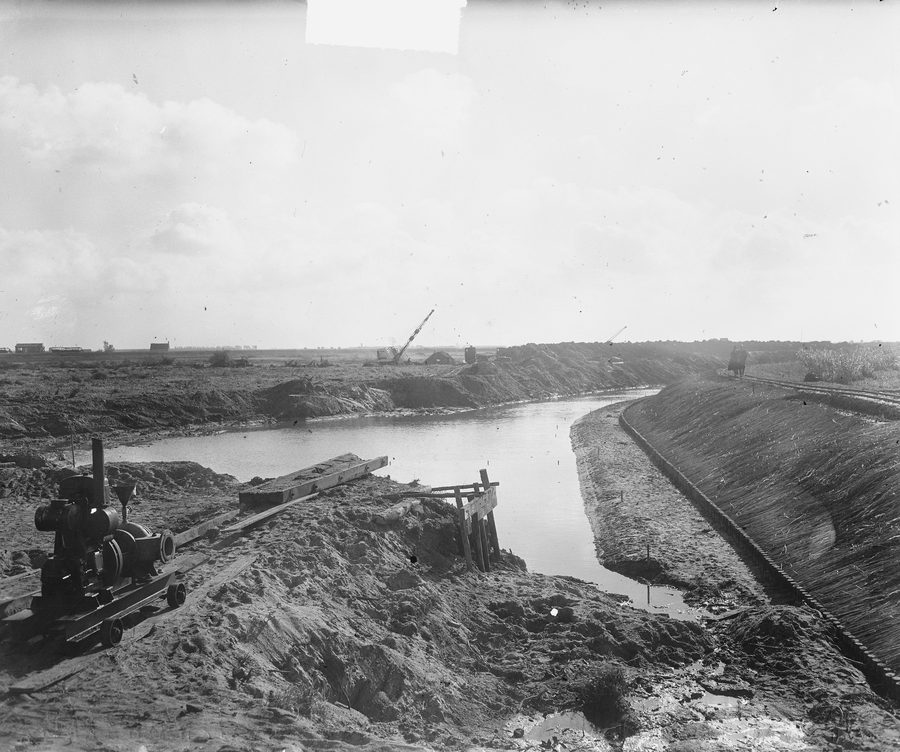 Historical photograph of the harbor in Werkendam under construction during the draining of the Biesbosch