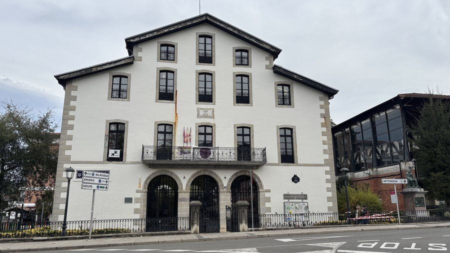 File:Artziniega ayuntamiento.jpg