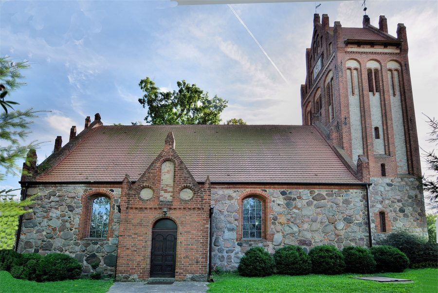 Denkmalgeschützte Kirche in Pęzino, Polen