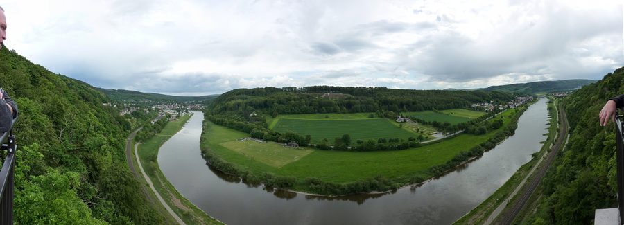 Panoramablick vom Weser-Skywalk bei Würgassen über das Wesertal mit Beverungen und Herstelle