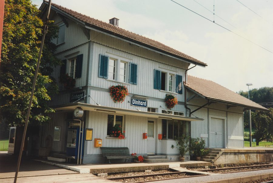 Bahnhof Dinhard mit Stationsgebäude und Güterschuppen von der Bahnseite