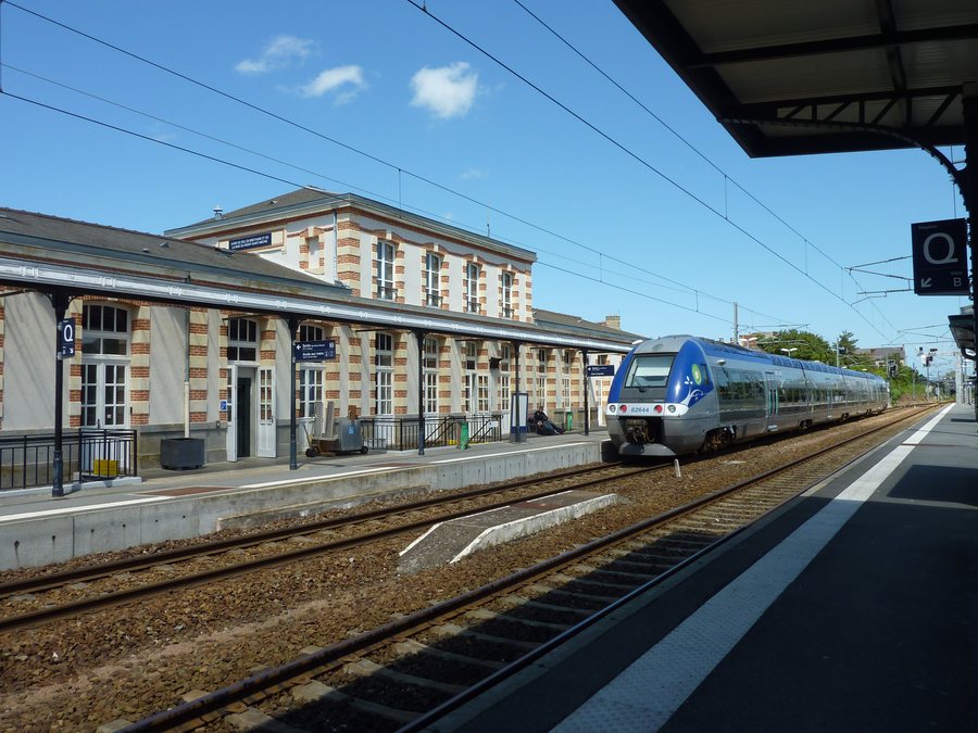 File:Dol de Bretagne station 2011.jpg