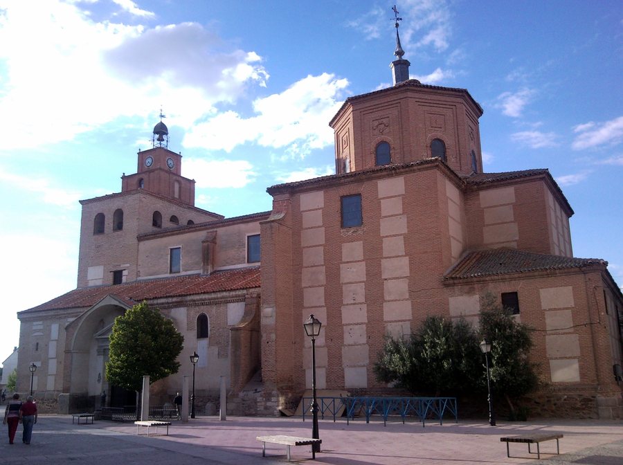 File:Iglesia de Nava de la Asunción.jpg