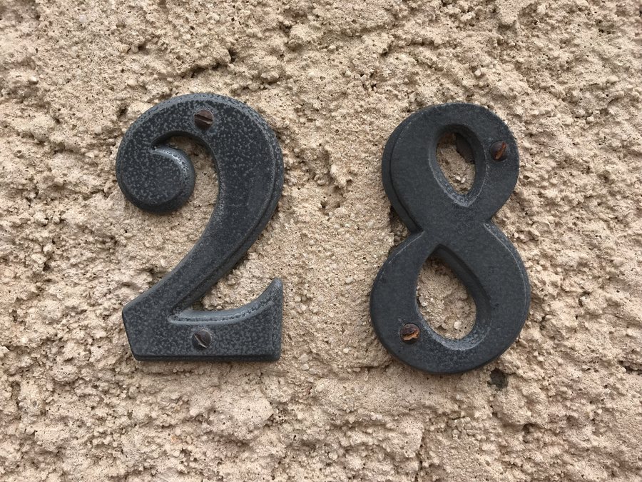 File:28, rue des Andrés, numéro de rue à Saint-Maurice-de-Beynost (Ain, France).jpg