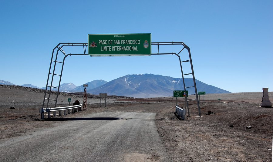 Kurvenreiche Bergstraße am Paso San Francisco in der argentinischen Provinz Catamarca