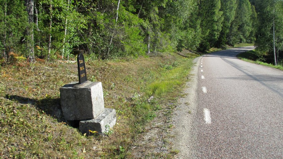 File:Milstolpe mellan Fagersta och Ombenning (RAÄ-nr Fagersta 13-1) 5452.jpg