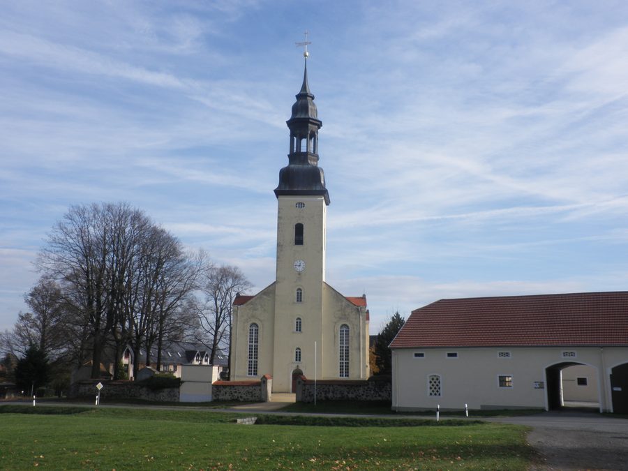 Außenansicht der Kirche in Großhennersdorf