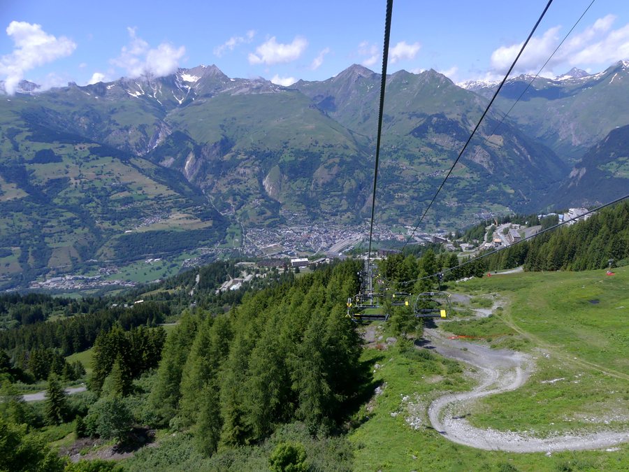 File:Descente vers Arc 1600 par le télésiège en été (juillet 2021).JPG