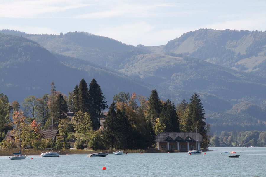 Landschaft am Wolfgangsee bei Strobl mit Seeufer und umliegender Berglandschaft