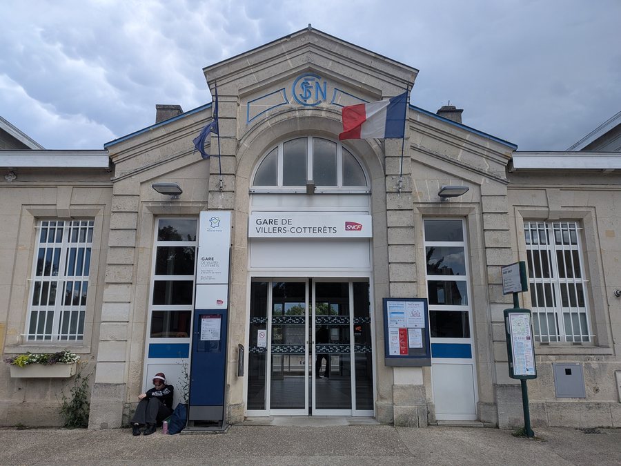 File:Gare de Villers-Cotterêts - Entrée (juin 2026).jpg