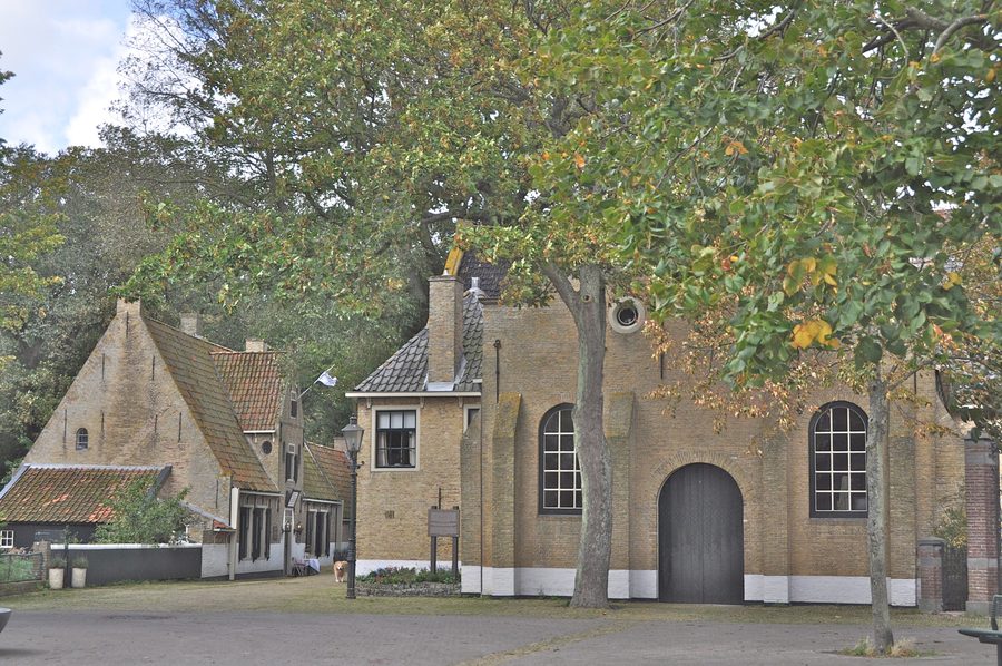 Diaconie- of armenhuis Oost-Vlieland met kerk