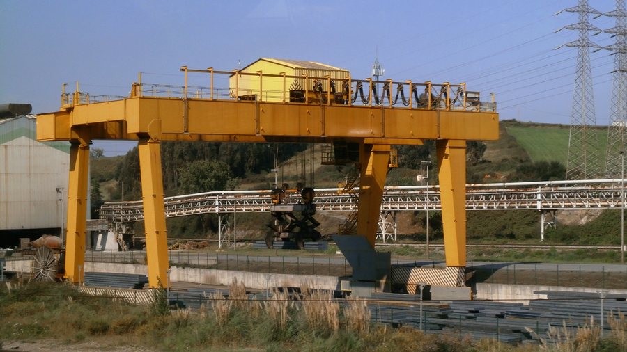File:Slabs gantry crane at Avilés.jpg